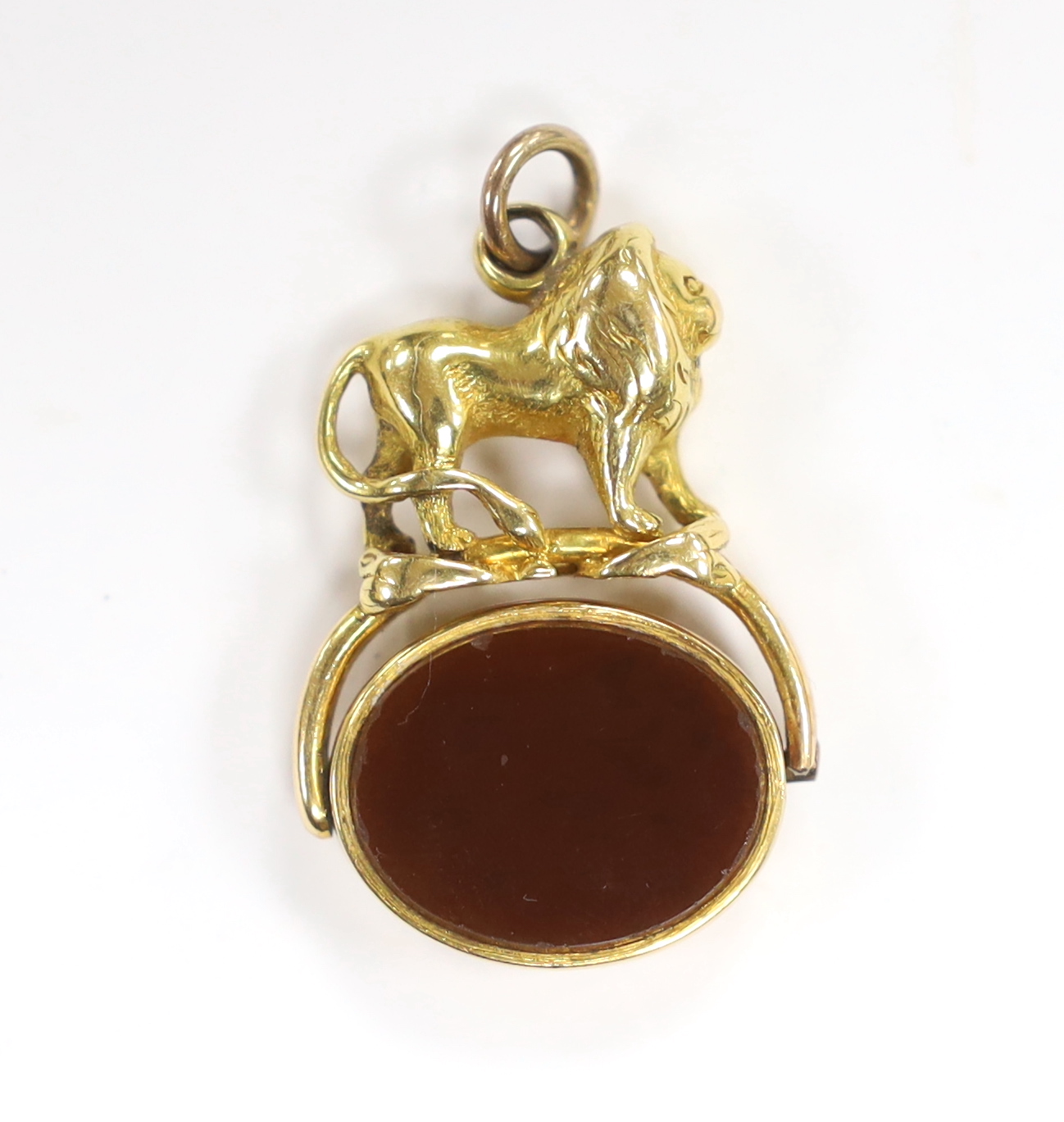 A late Victorian 18ct, carnelian and bloodstone set spinning fob, with lion surmount, 31mm.